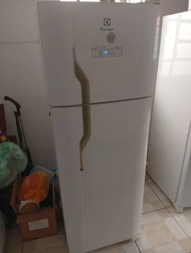 Geladeira Eletrolux 310L