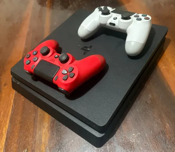 PS4 Slim 1TB + 2 controles 