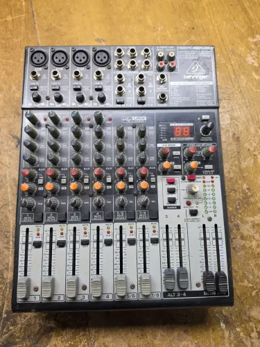 Mesa de Som Behringer Xenyx 1204 usb