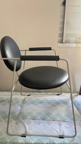 Poltrona com Estrutura Metálica e Estofado Preto