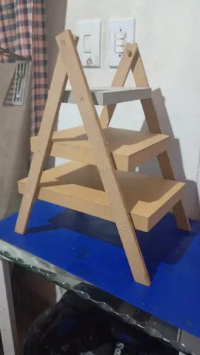 Expositor de doces para festas (MDF) escadinha 3 andares 