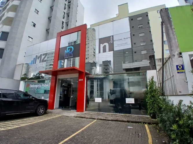 Sala comercial no andar superior no Centro de Brusque!