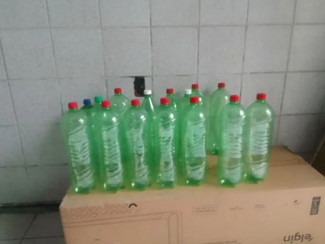 Garrafas pet 2L vazias para arte ,, reciclagem ou uso geral ( 38 garrafas por 35 reais )
