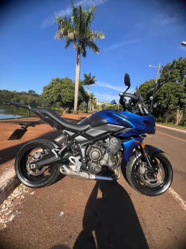 Moto baixa quilometragem,pneus zeros, toda revisada mais quite baú e protetor de mãos