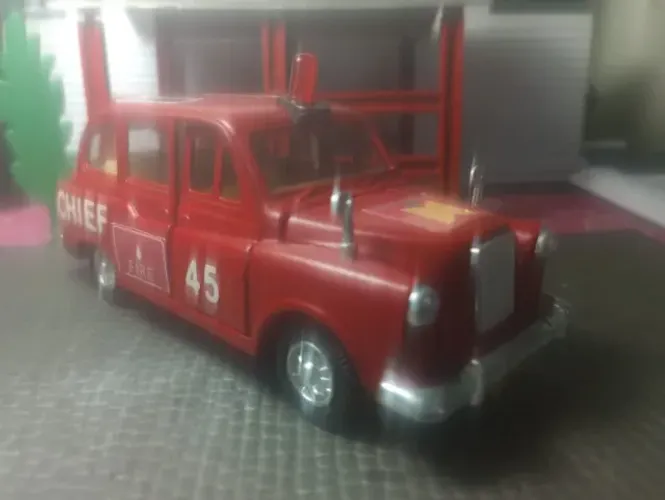 MINIATURA AUSTIN FX4 LONDRES FIRE CHIEF 45 COLECCION DYX650Y WELLY ESCALA 1/36 DIM. 13 CM
