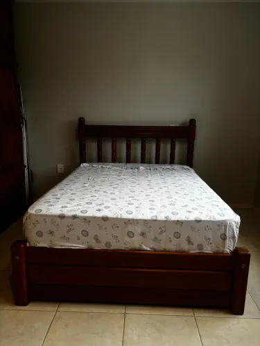 CAMA MADEIRA MACIÇA COM 4 GAVETAS CASAL COM COLCHÃO