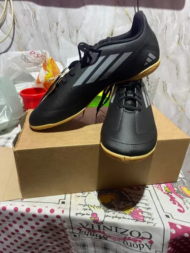 Vende-se chuteira da adidas, tamanho 41, valor: 250