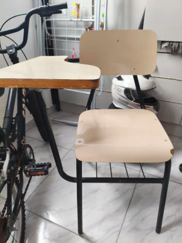 Vendo duas cadeiras de escola