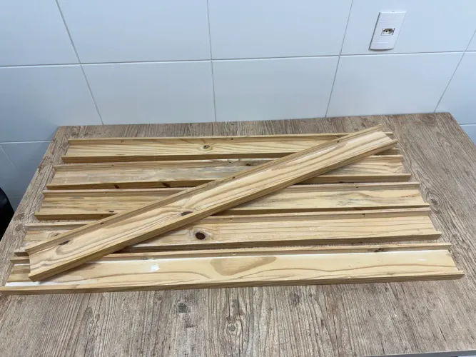 Prateleiras de parede para quadros em pinus x6 