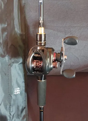 Vara de pesca com carretilha perfil baixo