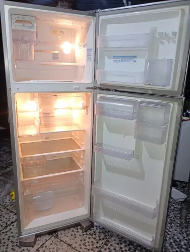 Vendo geladeira Frost Free funcionando perfeitamente