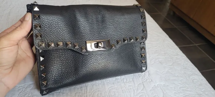 Bolsa de couro com detalhes de spikes