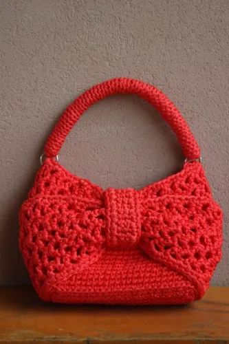 Bolsa vermelha de laço em crochê