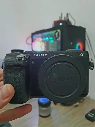 Camera SONY NEX-6 com lente do kit 18-55 abertura variável 3.5-5.6