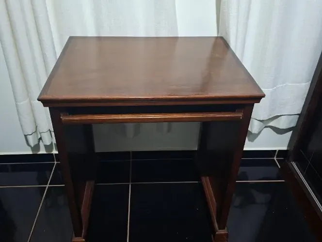 Vende se uma escrivaninha de madeira para computador
