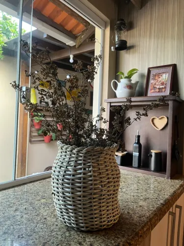 Vaso com flores secas
