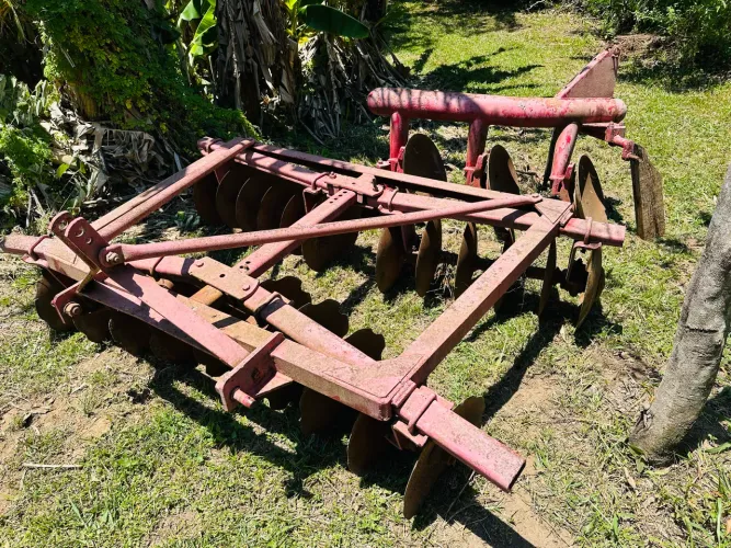 Vende-se jogo de; Arado Massey Fergusson 3 discos e Grade 22 discos  