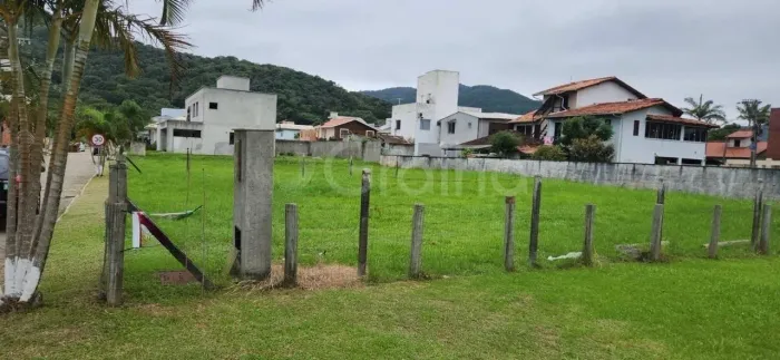 Terreno em Condomínio Fechado com 575 m² na Vargem Grande