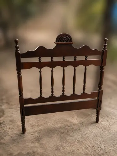 Cama de madeira de solteiro (estilo colonial)