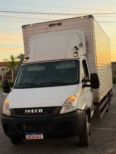 CAMINHÃO IVECO DAILY 70c com BAÚ 