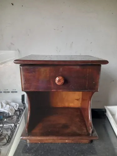 VENDO UM CRIADO MUDO MADEIRA MACICA