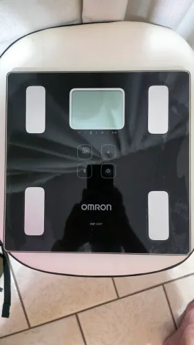 Balança de bimimpedancia Omron HBF-222T