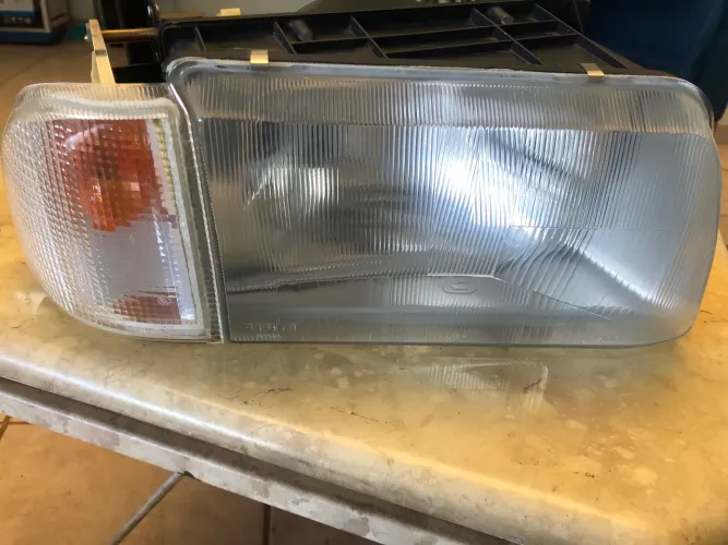 Farol Ford Sapao F11000 F12000 F14000 lado direito T * Cibié