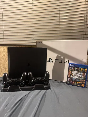 PS4 slim + base carregadora+ 2 controles ?