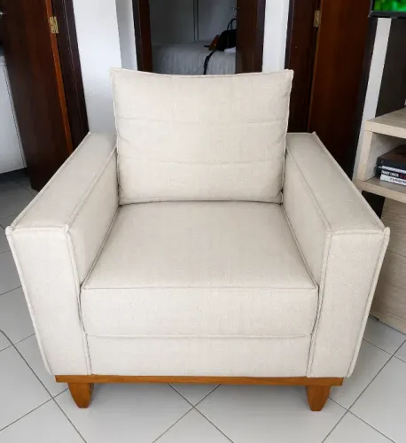 Poltrona de sala e mesa de canto