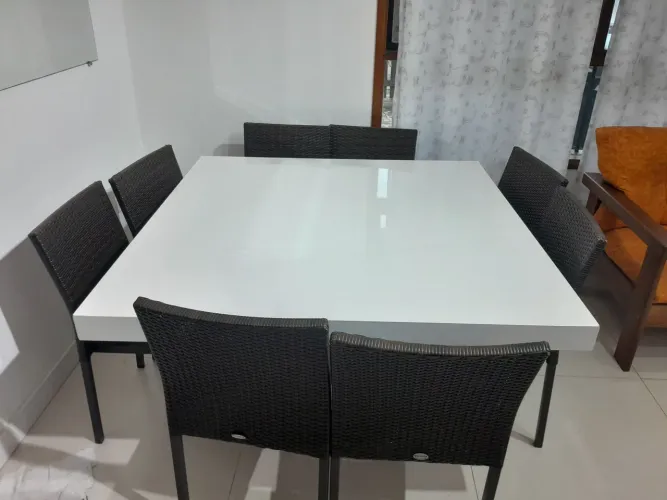 Mesa 1,37 x 1,37m. Tok&Stok- 8 lugares. 