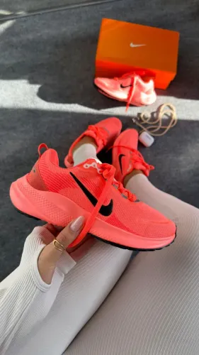 Tênis Nike Vomero 18 Linha Prime Salmão Feminino