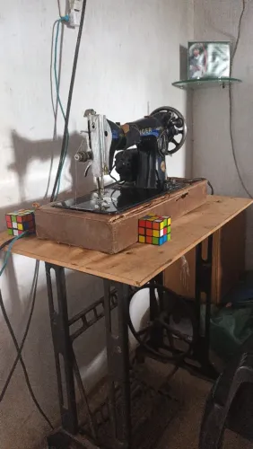 Vende-se máquina de costura relíquia SINGER