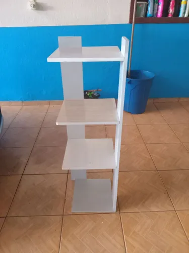 Prateleira multiuso usada.