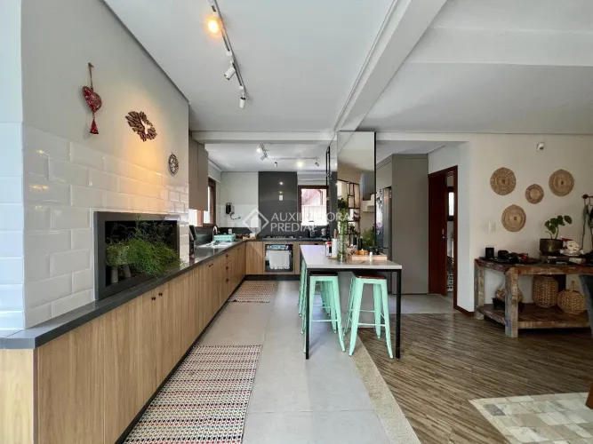 Casa com 4 dormitórios no bairro Sambaqui