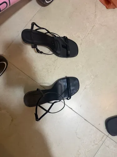 Percata nova tamanho 37 comprei antes de usar mim acidentei não posso usar salto 
