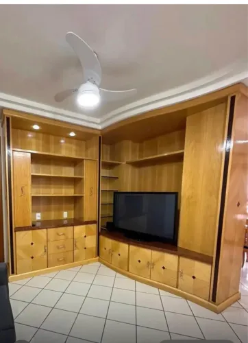 Estante com painel TV madeira nobre