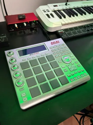 Akai  MPC STUDIO Professional Prata