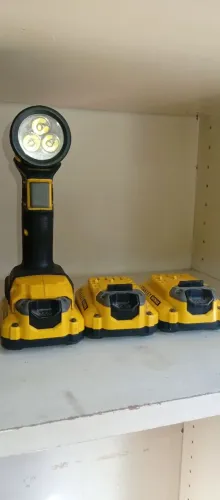 Kit lanterna LED  Stanley com carregador e 3 baterias 