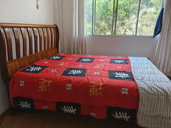 Cama de casal em madeira maciça em perfeitas condições 