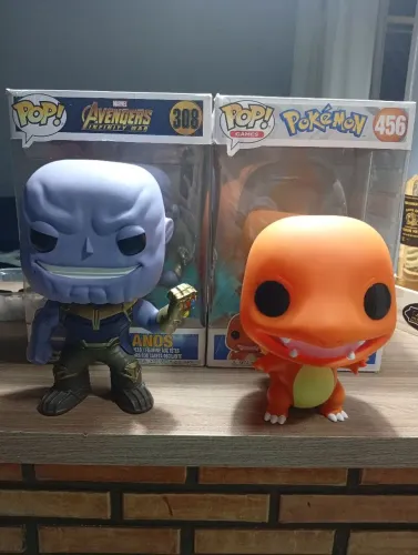 Funko pop Thanos e Charmander
