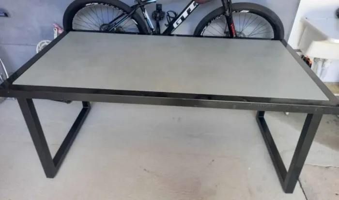 Mesa industrial com tampo porcelanato cimento queimado
