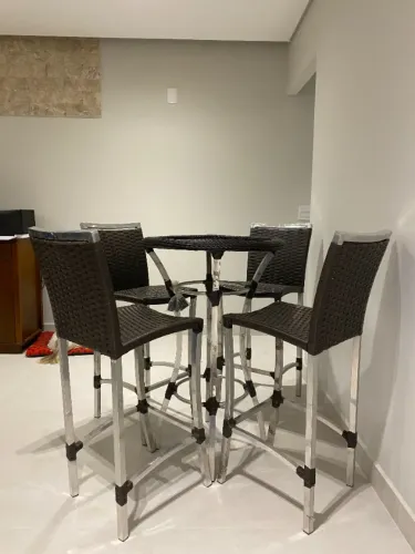 Conjunto de Banquetas e mesinha bistrô em Alumínio Trama Original