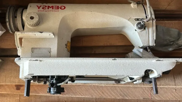 Máquina de costura industrial