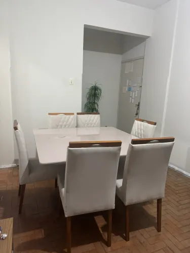 Vendo mesa com 6 cadeiras usada muito nova.