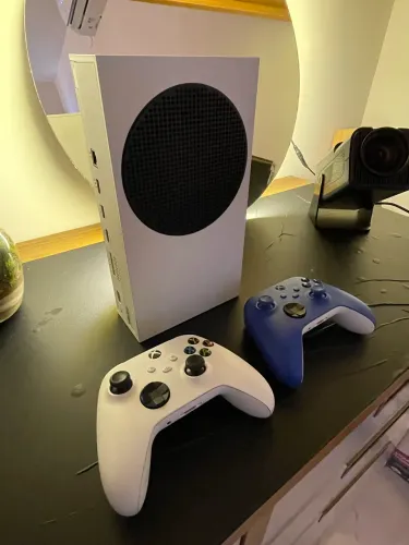 XBOX Series S com Dois Controles