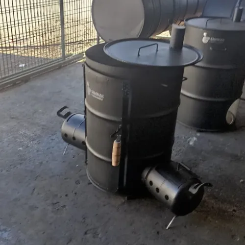 Churrasqueira de tambor na vertical com três grelhas para assar e defumar