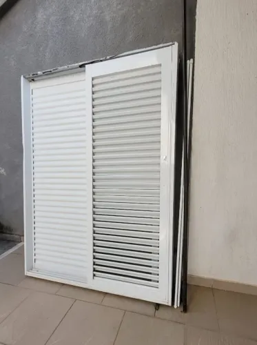 Porta Balcão Sasazaki Multiflex Prátika Aço Branca 217x160cm - Esquerda .