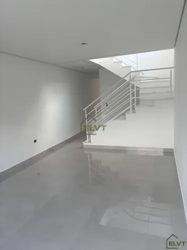Sobrado no Bela Vista, Osasco | 3 Quartos, Churrasqueira e 4 Vagas.