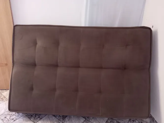 Um multiuso 1 mesa com 6 cadeiras o sofá cama