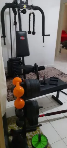 Aparelhos de musculação.
